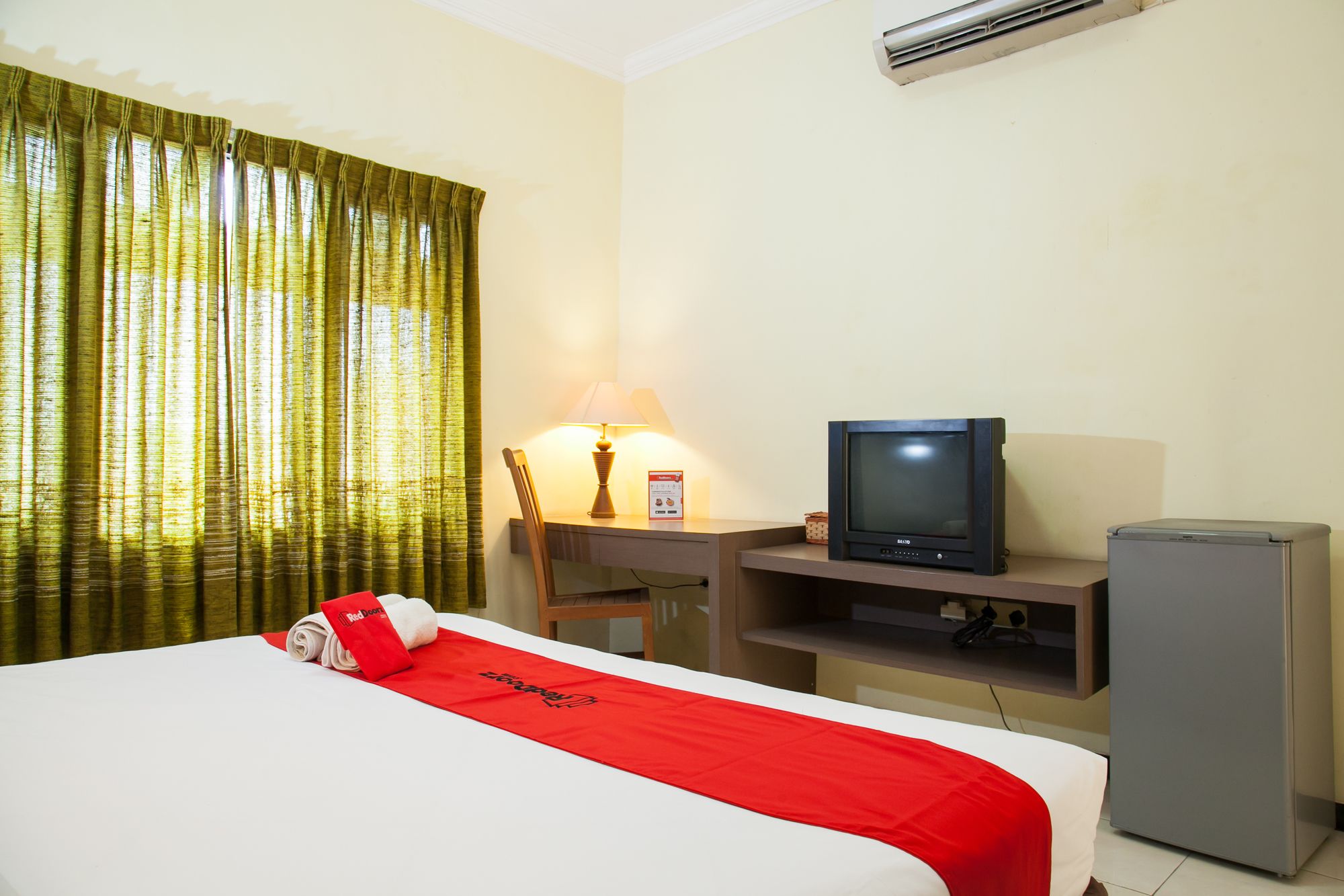 Фото RedDoorz near Gubeng Station