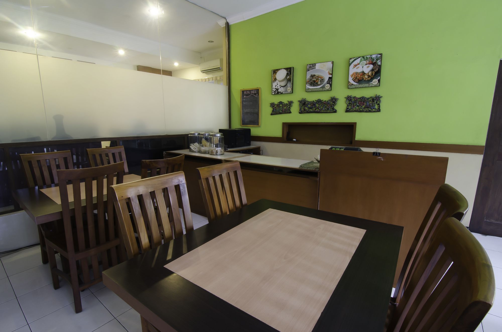 Фото RedDoorz near Gubeng Station