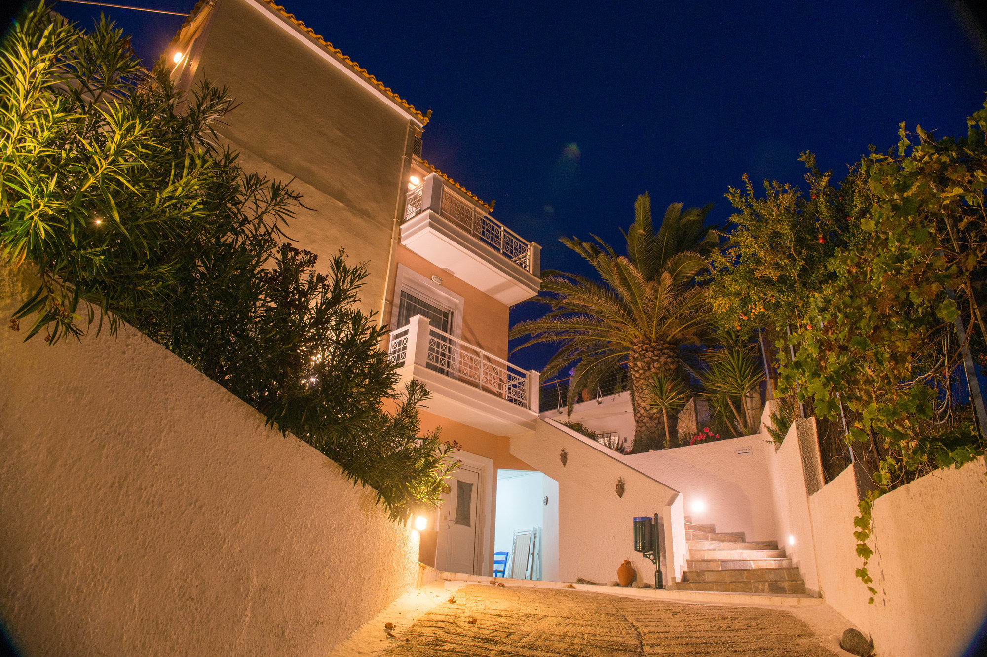 Фото Maria Plomari Apartments