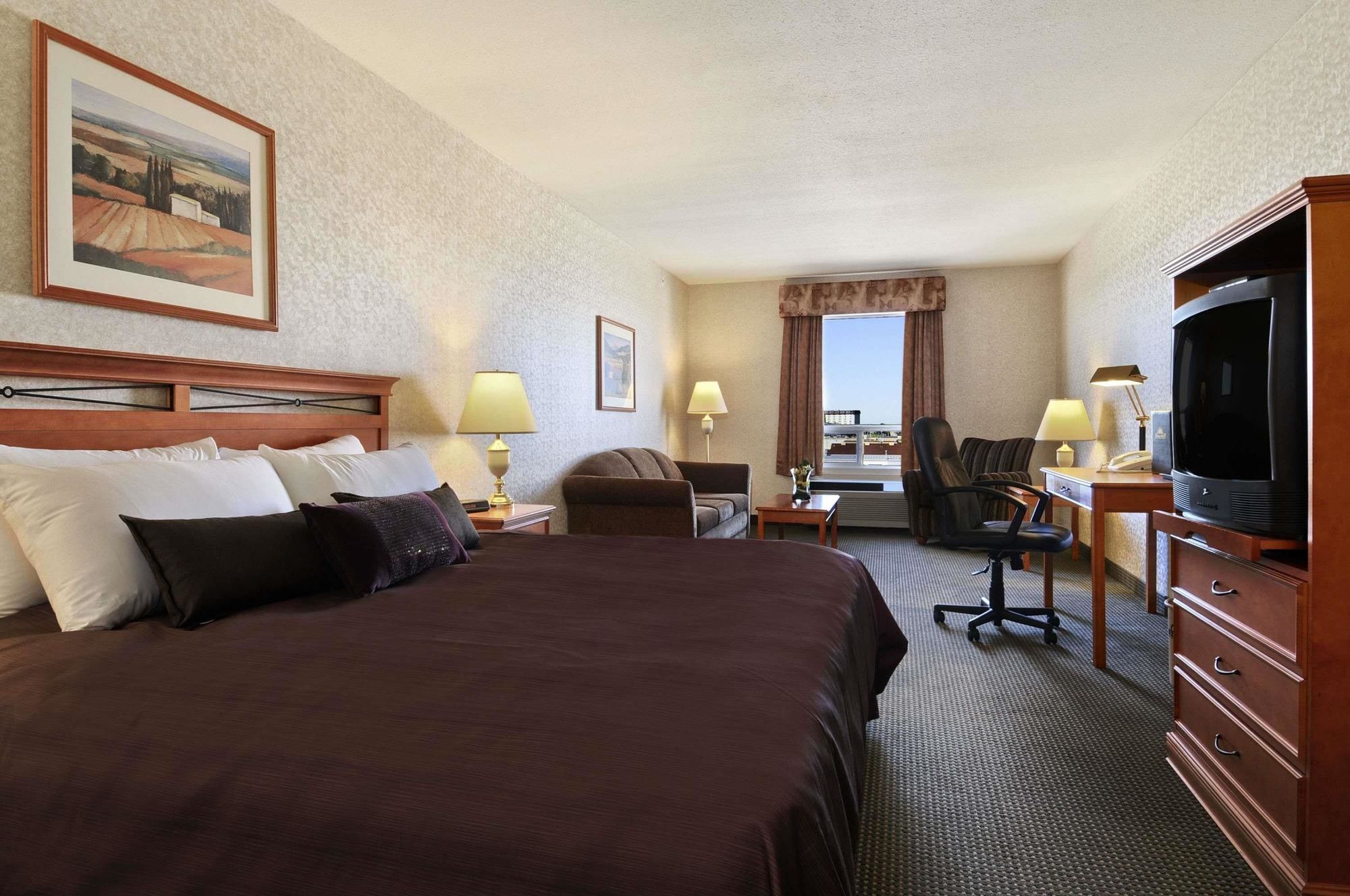 Фото Days Inn by Wyndham Saskatoon