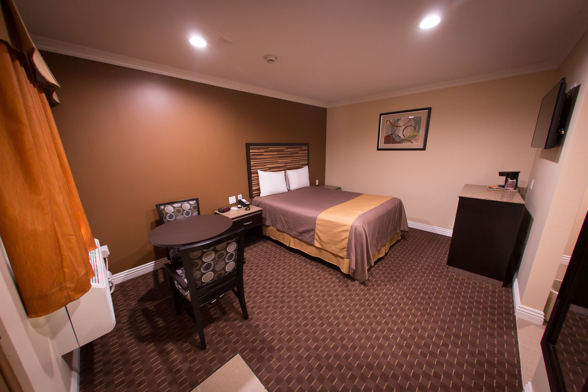 Фото Diamond Bell Inn & Suites