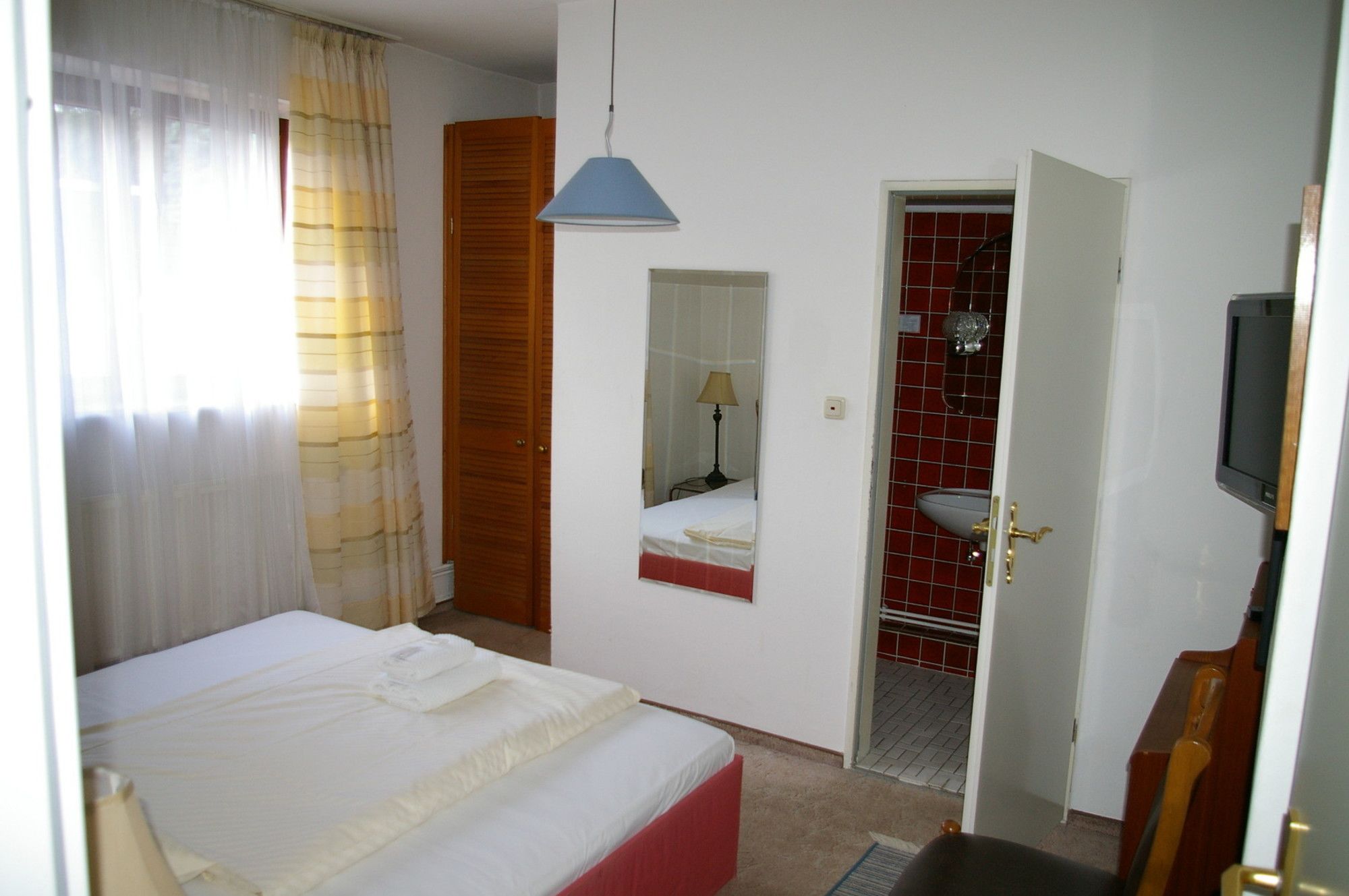 Фото Hotel zum Studio