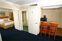 Фото Hotel d’Lins Ontario Airport