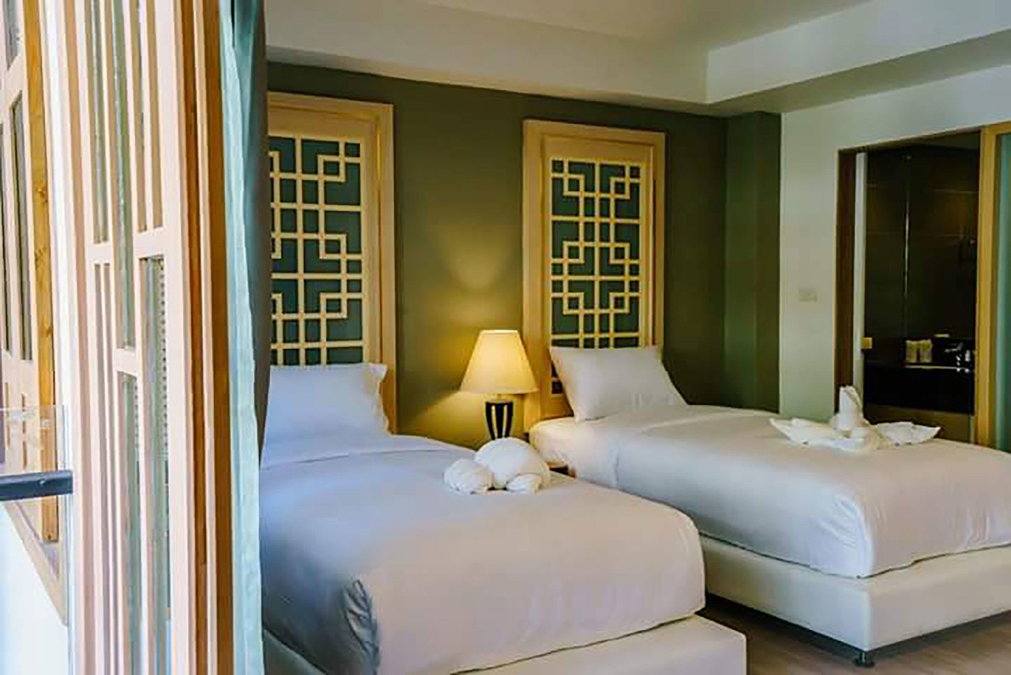 Фото Moon Dragon Hotel