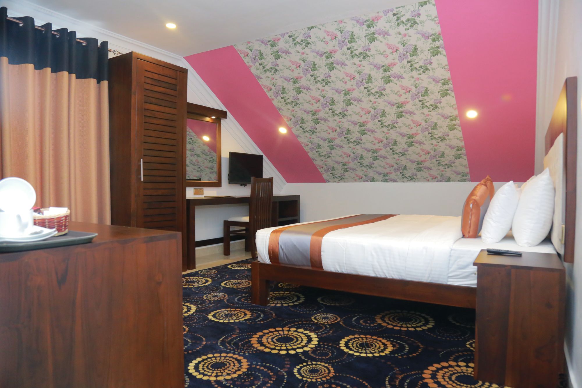 Фото Galaxy Grand Hotel