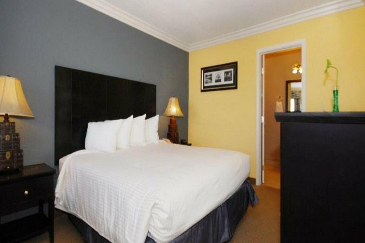 Фото Solaire Inn & Suites