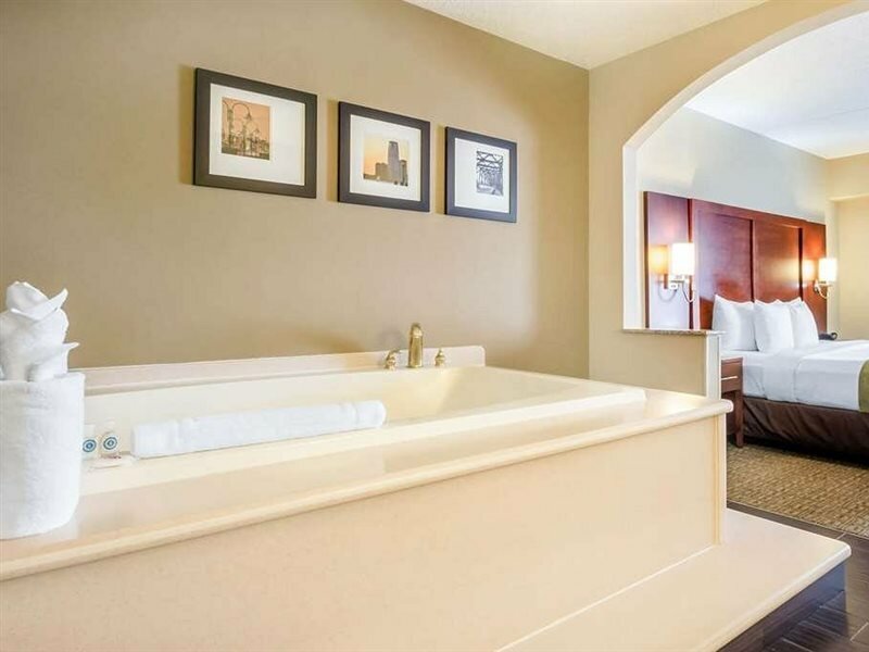 Фото Comfort Suites at Woodbridge