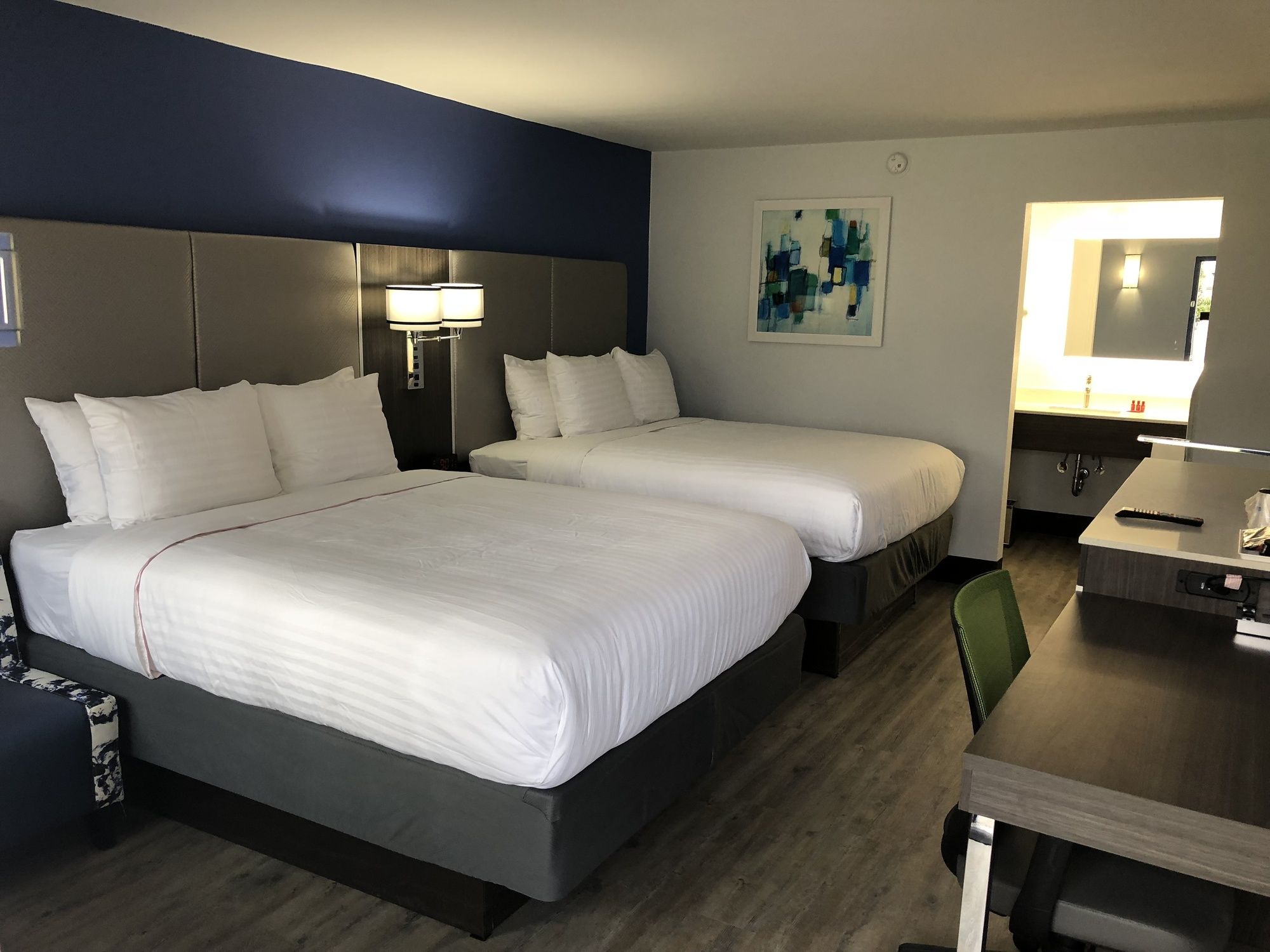 Фото SureStay Plus Hotel by Best Western Sacramento Cal Expo