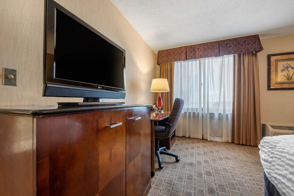 Фото Clarion Hotel Conference Center on Lake Erie