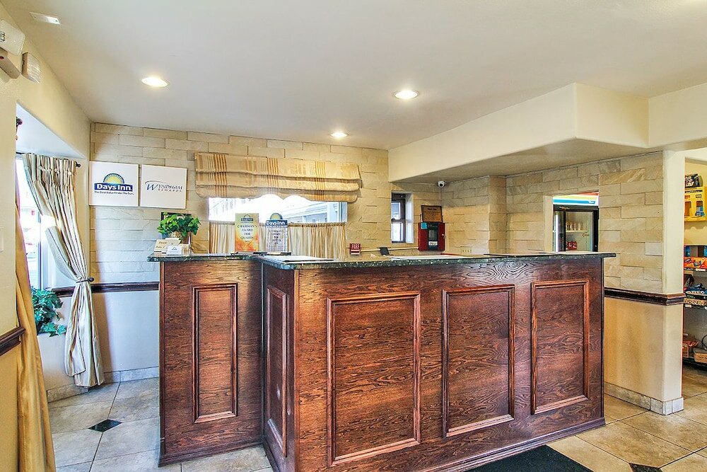 Фото Days Inn by Wyndham Market Center Dallas Love Field