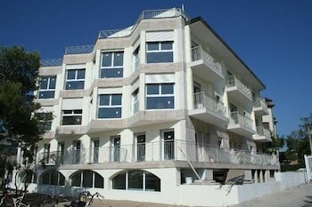 Фото Hotel Petit Palais