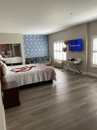 Гостиница Mid City Inn and Suites в Дауни