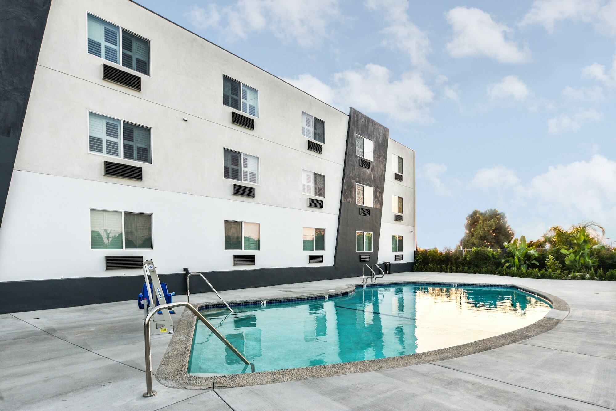 Фото Hollywood Inn Suites Hotel