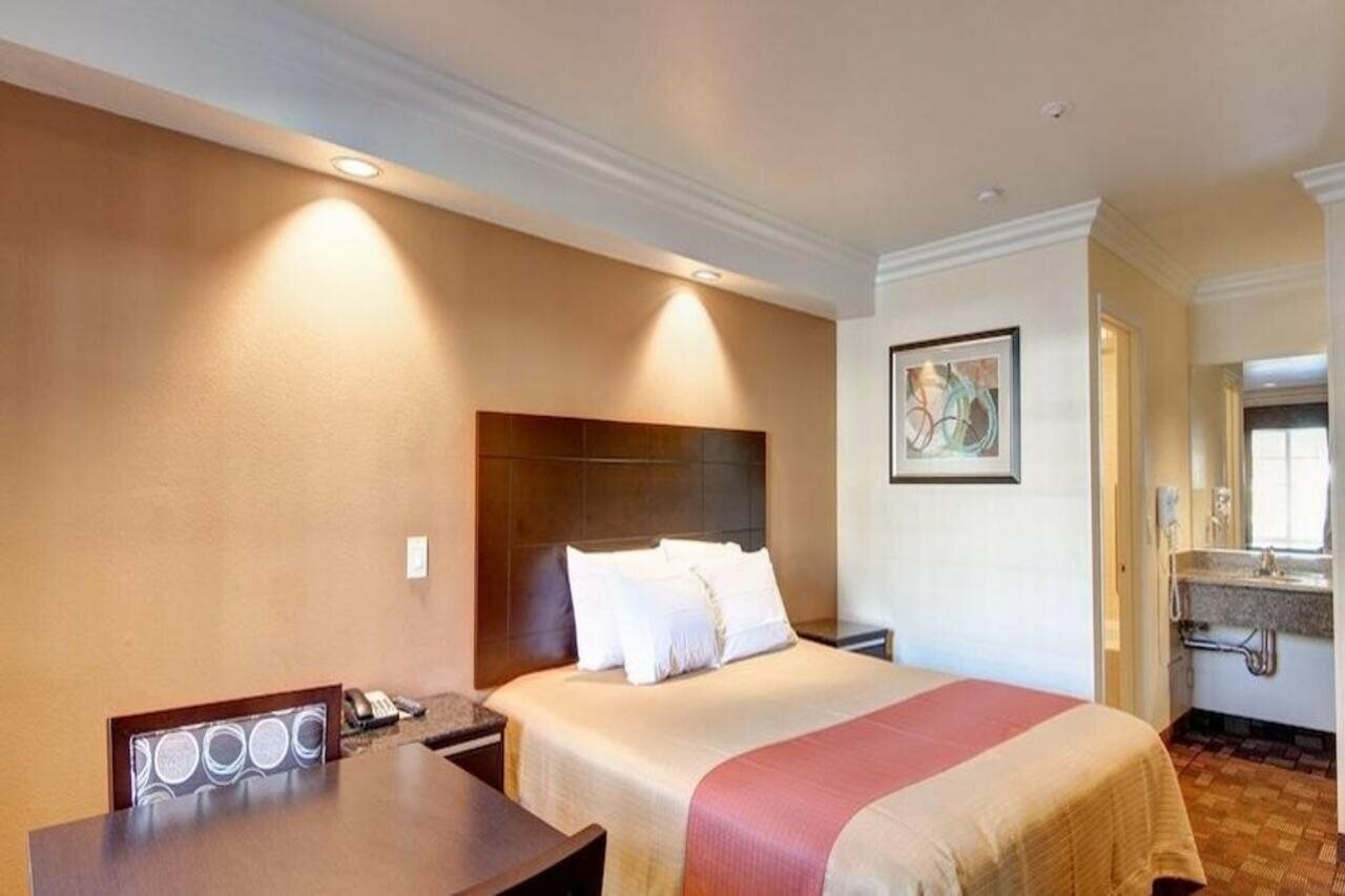 Фото Ontario Inn & Suites