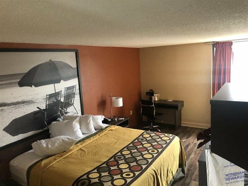 Фото Super 8 by Wyndham Myrtle Beach/Market Common Area