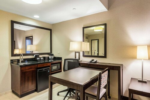 Гостиница Embassy Suites Newark Airport в Элизабет