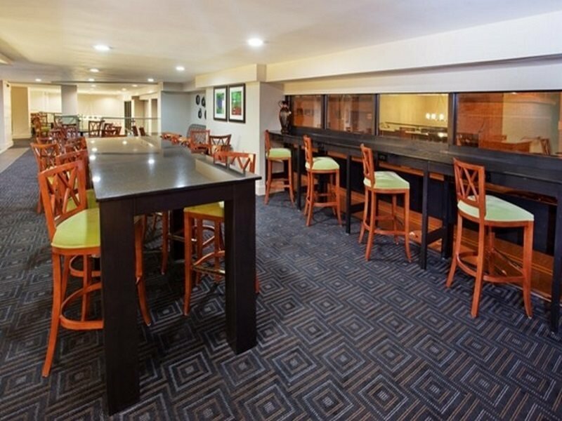 Фото Holiday Inn Express and Suites Atlanta Downtown, an Ihg Hotel