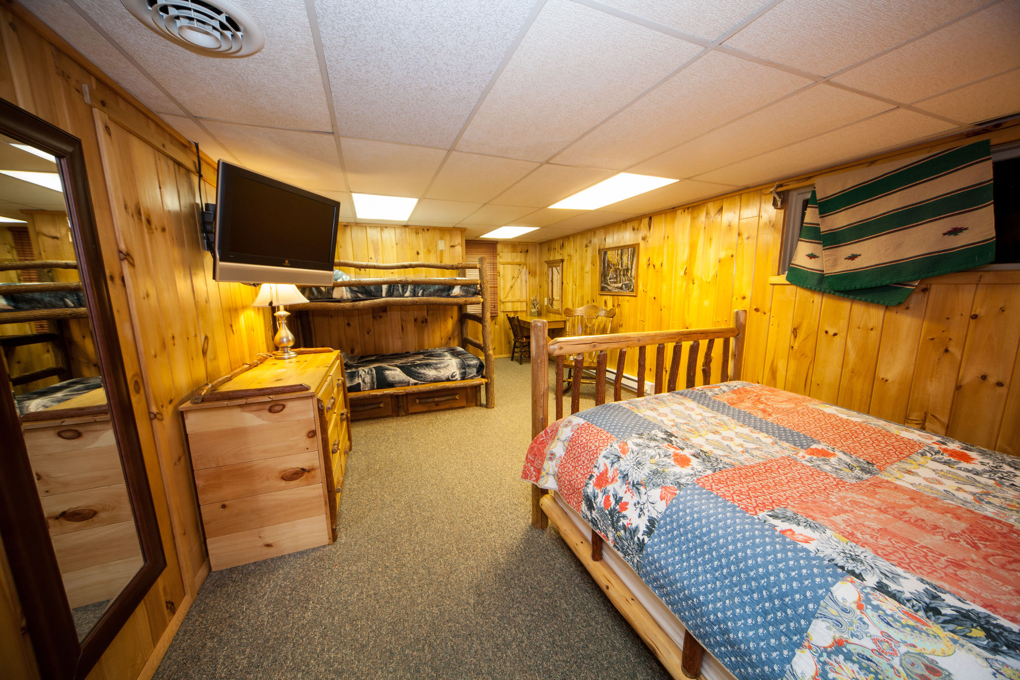 Фото Log Cabin Lodge & Suites