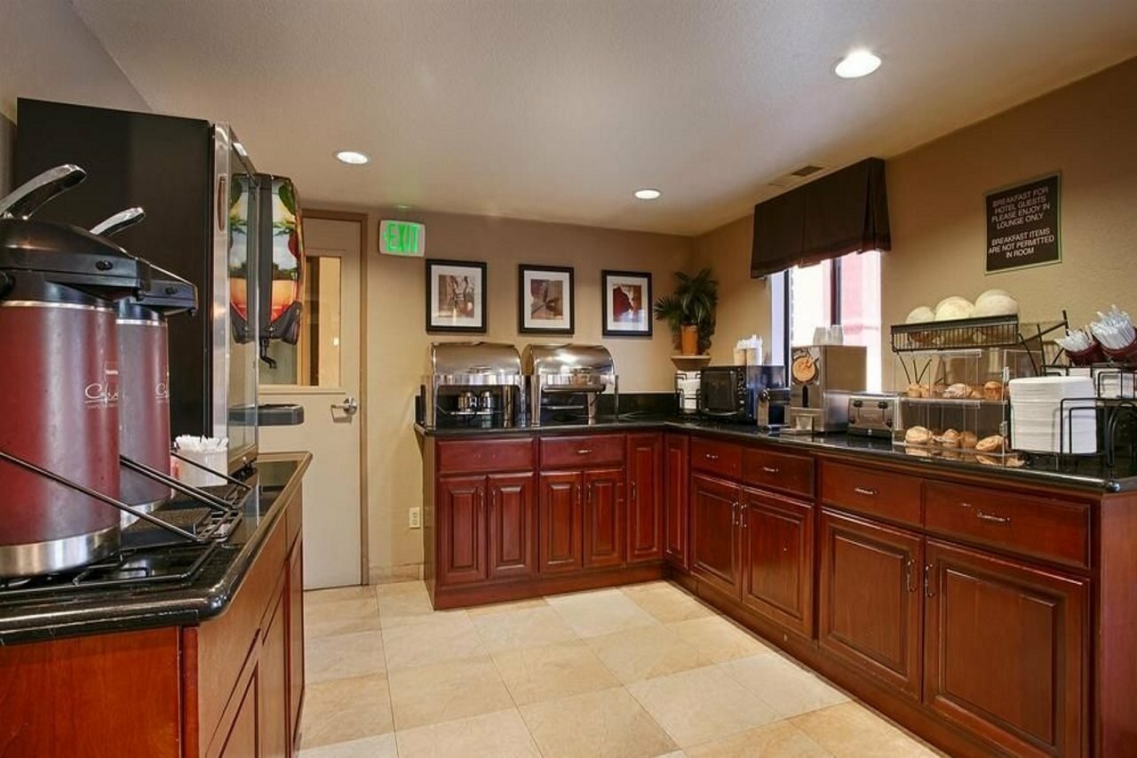 Фото Best Western Town & Country Lodge