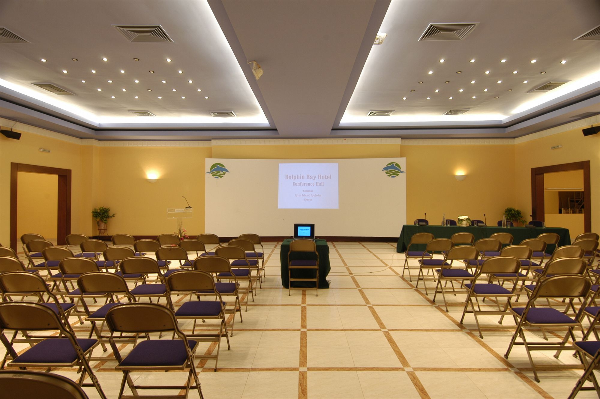 Фото Dolphin Bay Hotel