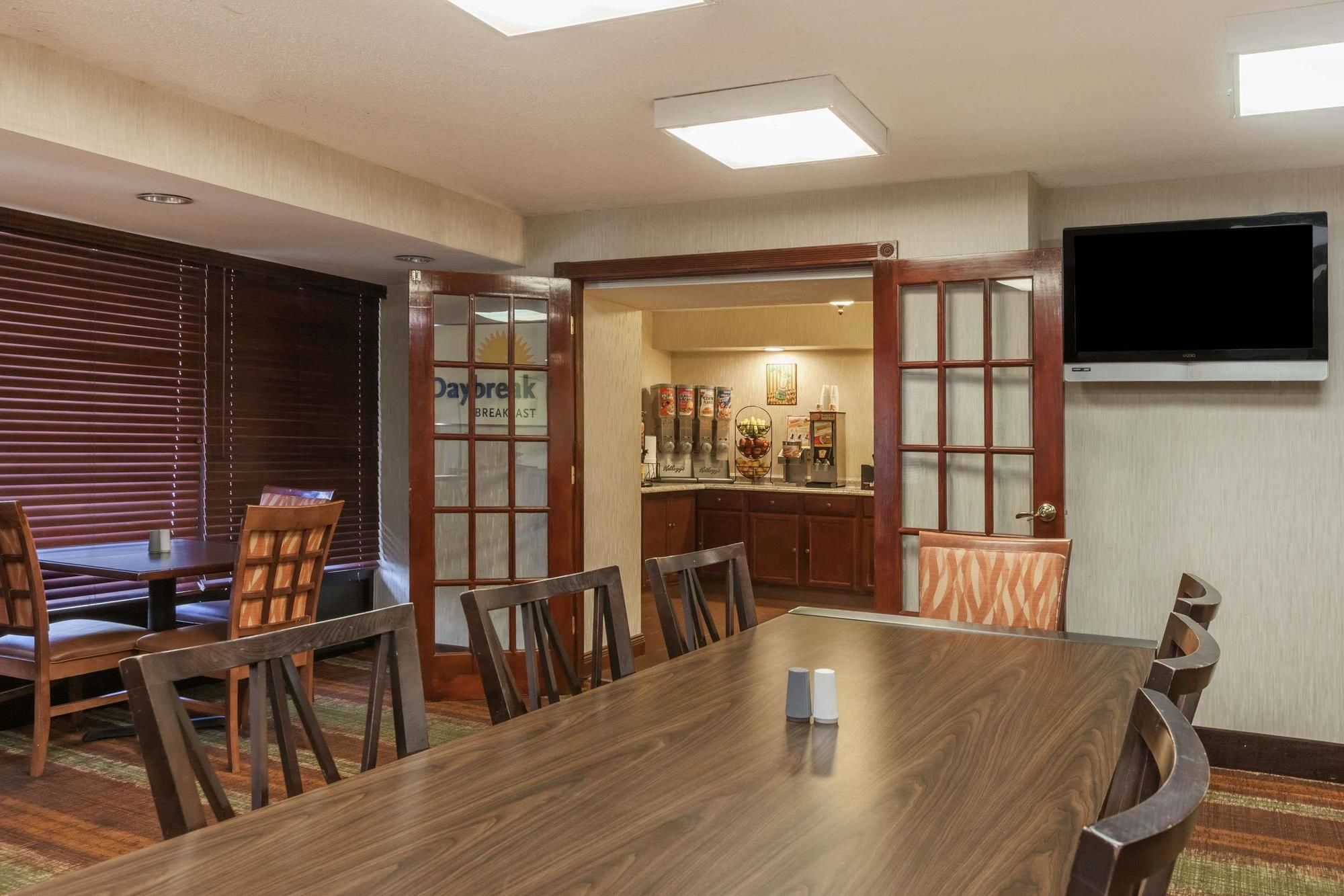 Фото Days Inn by Wyndham Newark Wilmington