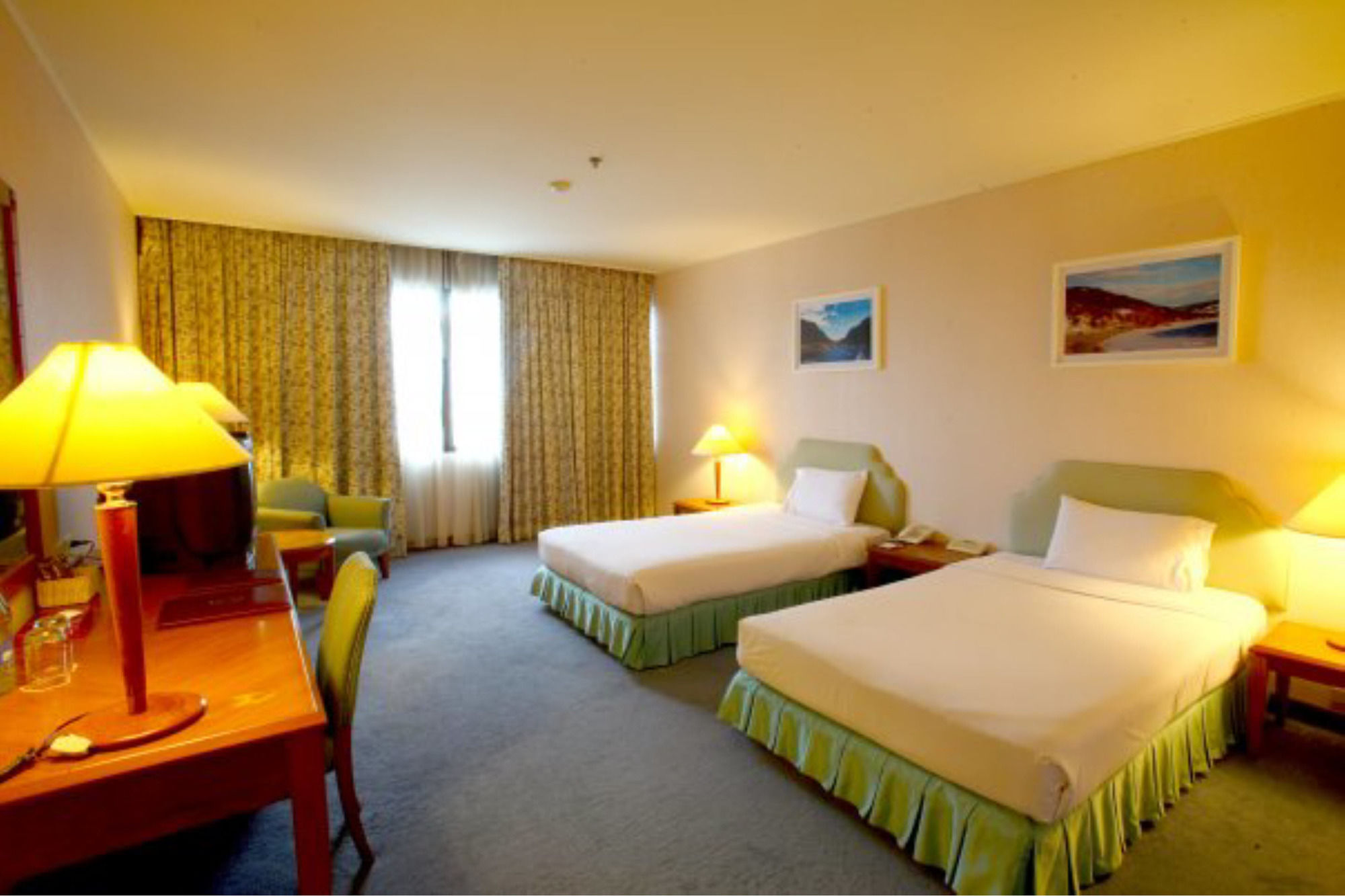 Фото Thumrin Thana Hotel