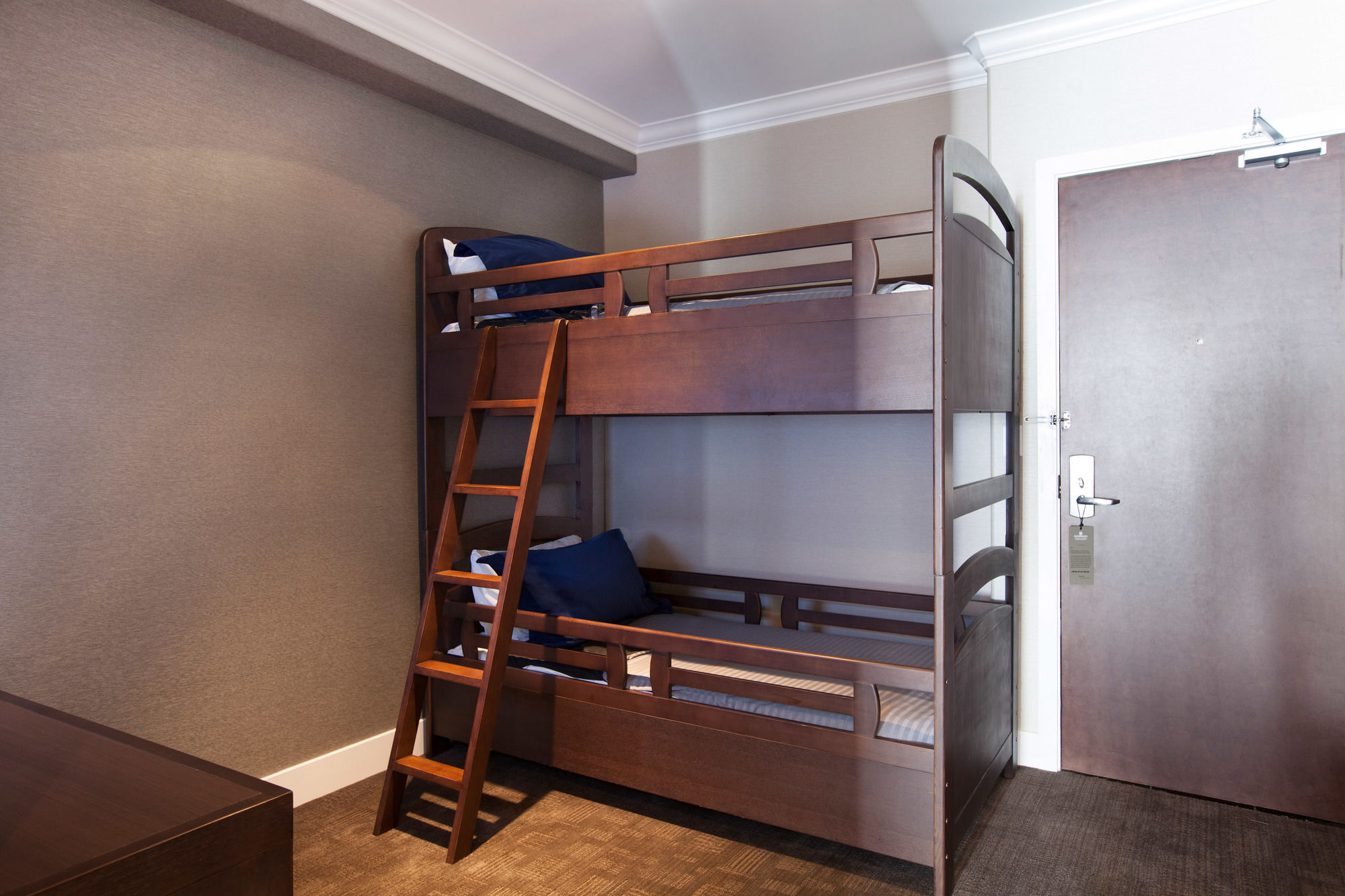 Фото Sandman Signature Edmonton South Hotel