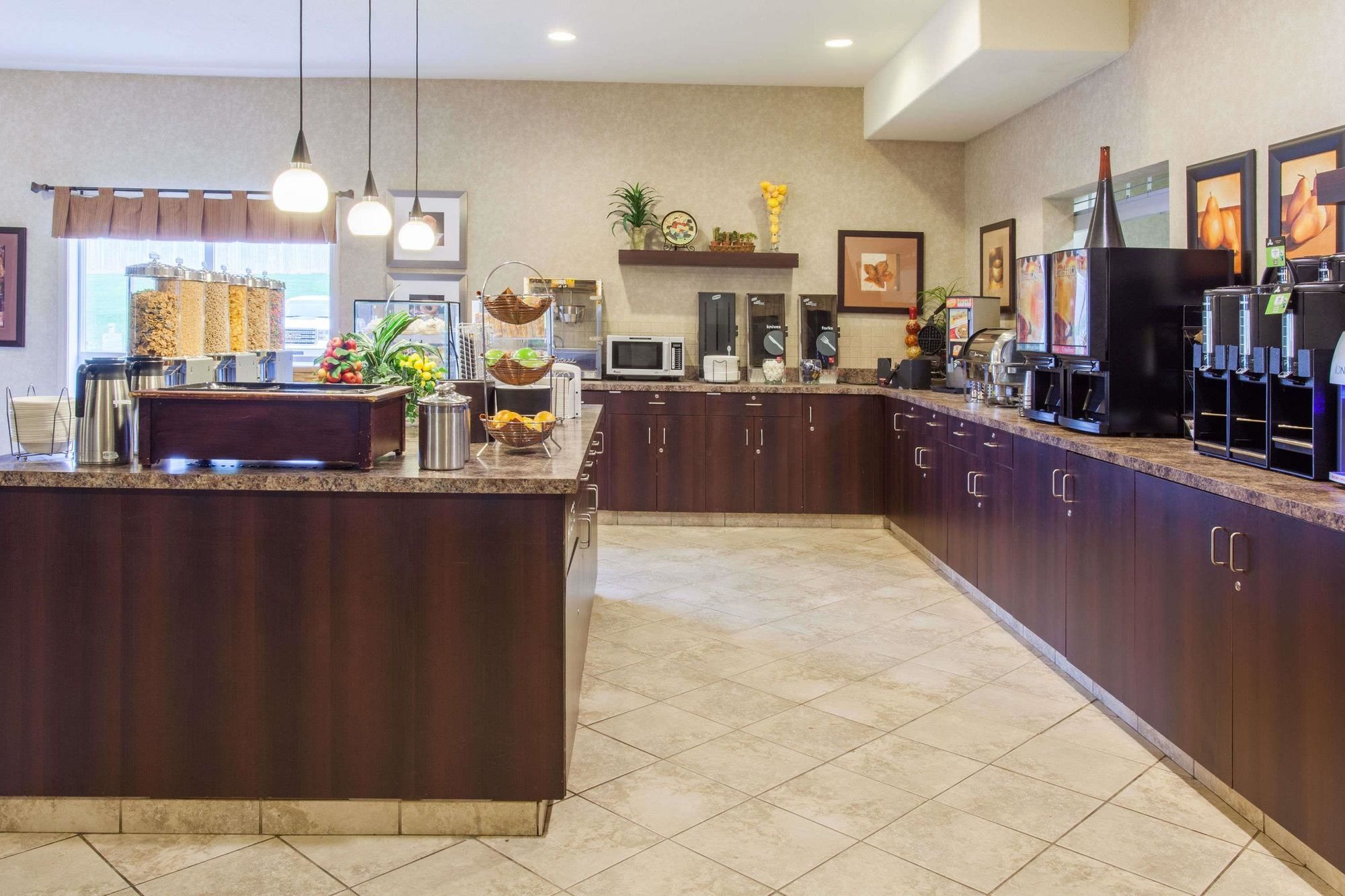 Фото Ramada by Wyndham Camrose