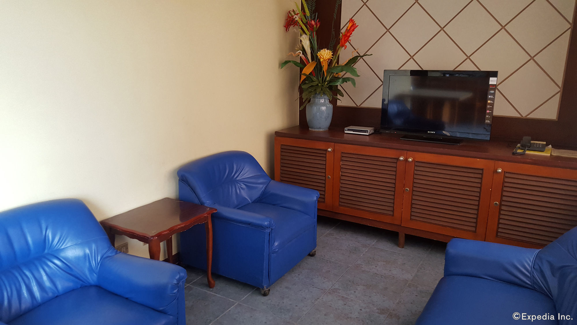 Фото Dumaguete Royal Suite Inn