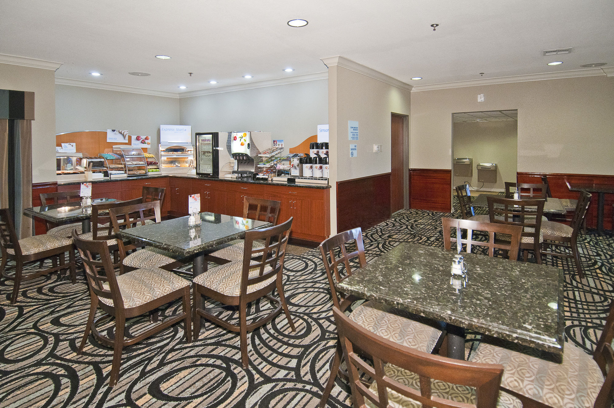 Фото Holiday Inn Express Hotel & Suites Lake Charles, an Ihg Hotel