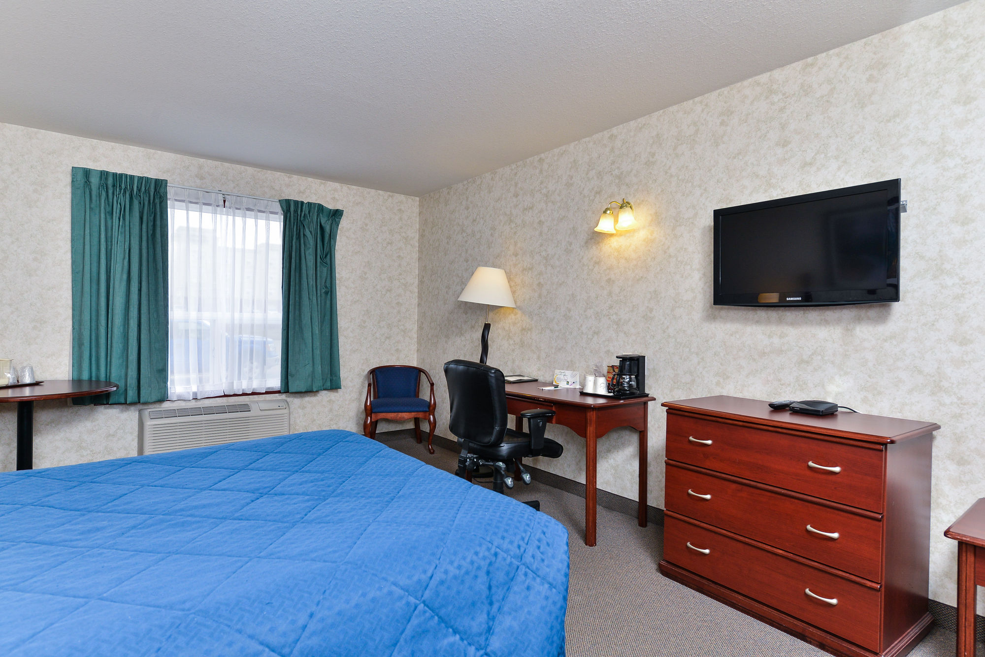Фото Ramada by Wyndham Nisku Edmonton Airport