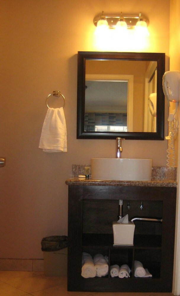 Фото Solaire Inn & Suites