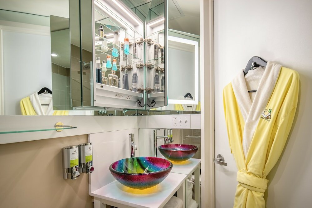 Фото Staypineapple, An Artful Hotel