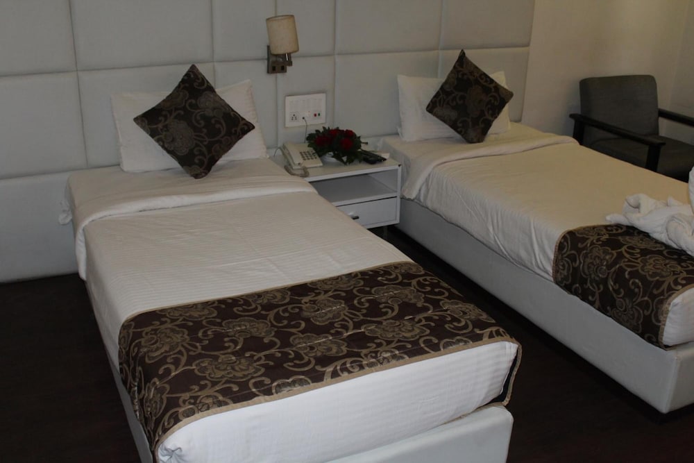 Фото The Manor Hotel