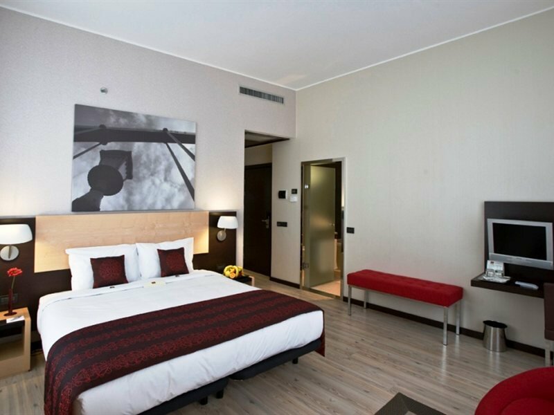 Фото Ikonik Parlament