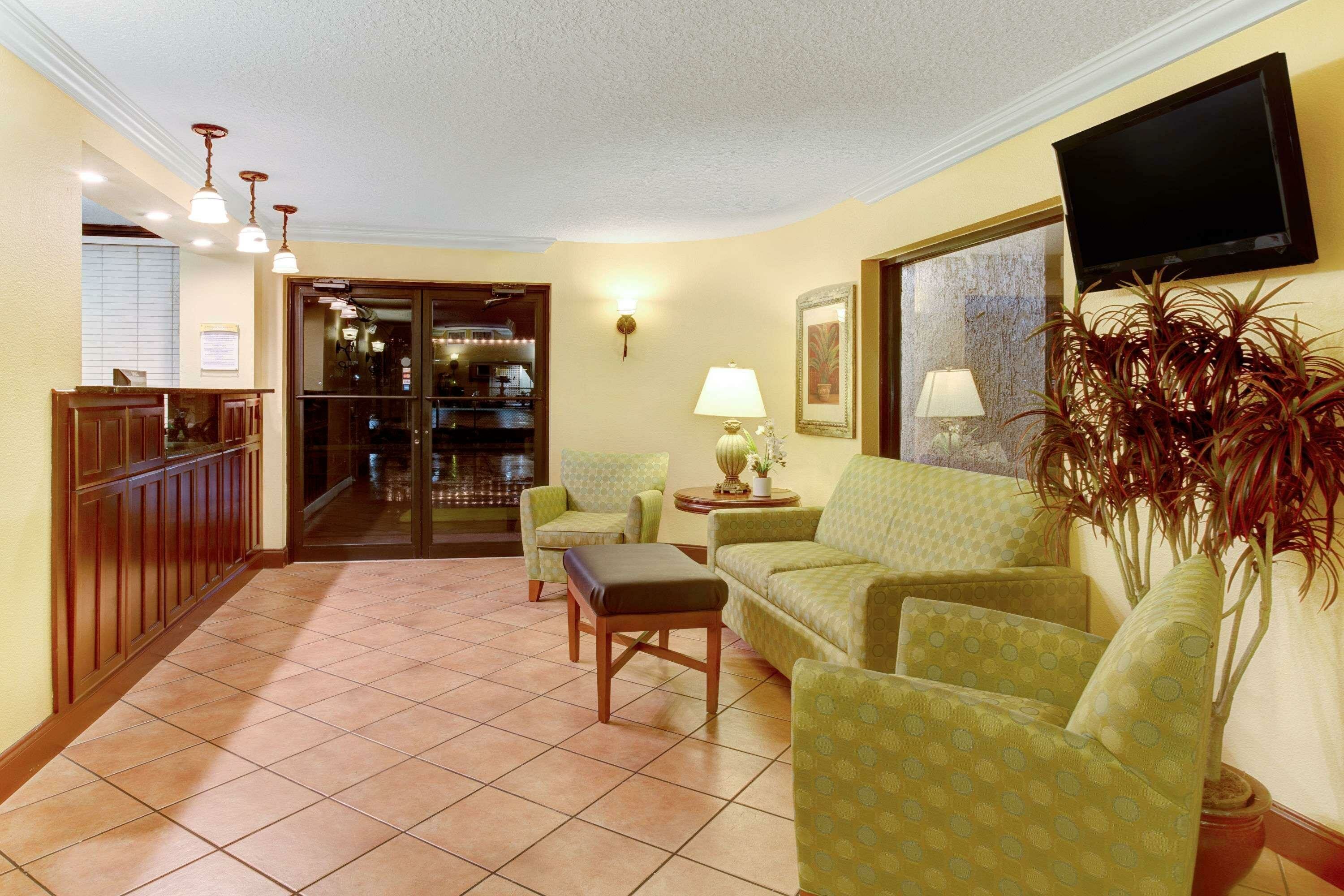 Фото Days Inn by Wyndham Kissimmee West