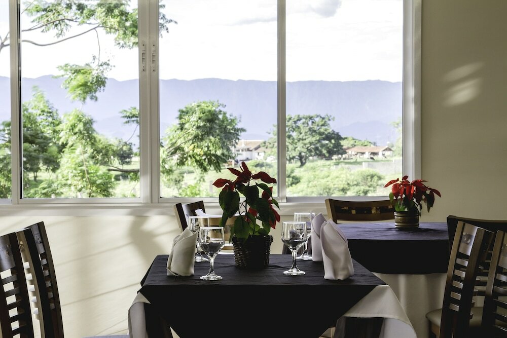 Фото Colonial Plaza Hotel