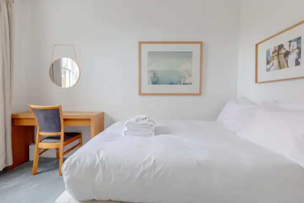 Фото Beautifully Designed 2bd House - by Queen's Park!