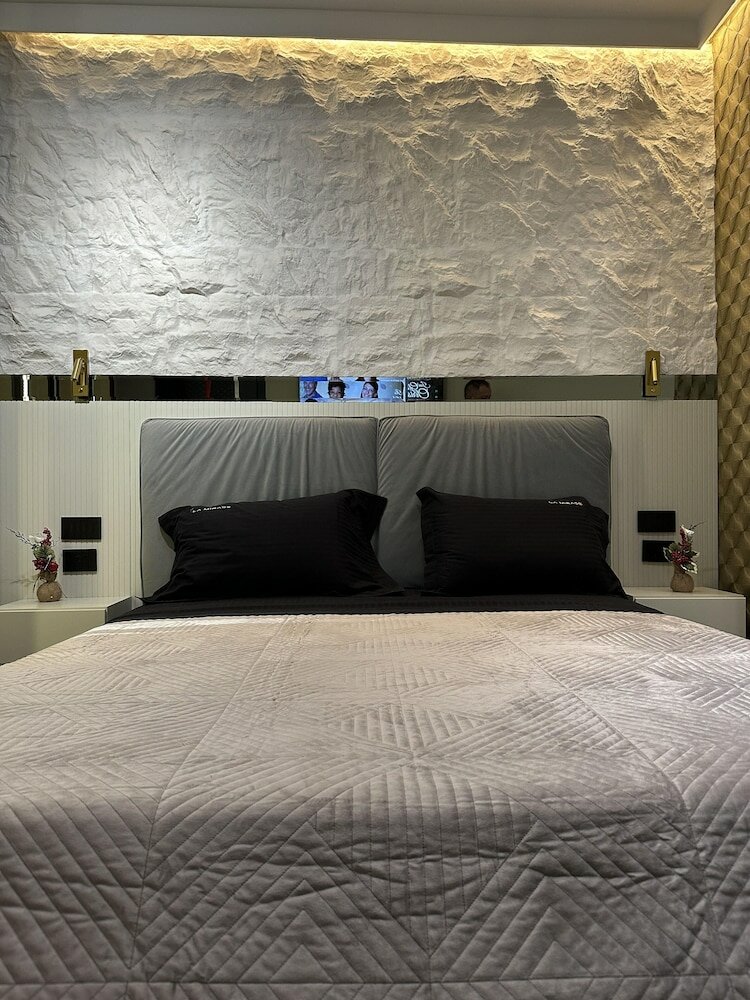 Фото La Mirage Suites & Apartments