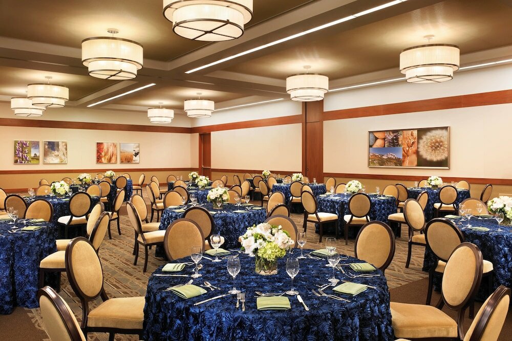 Фото Sheraton Fairplex Hotel & Conference Center