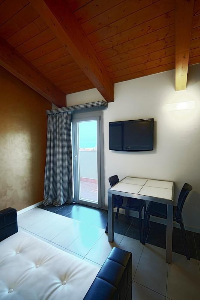 Фото Atmosphere Suite Hotel