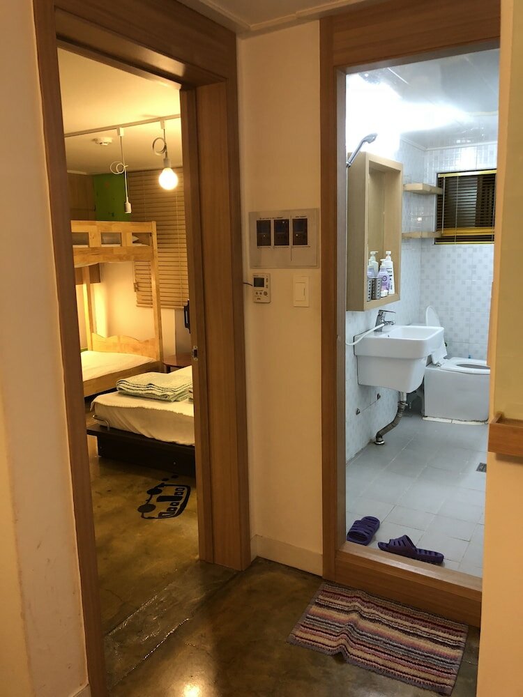 Фото High Street Guest House Hongdae