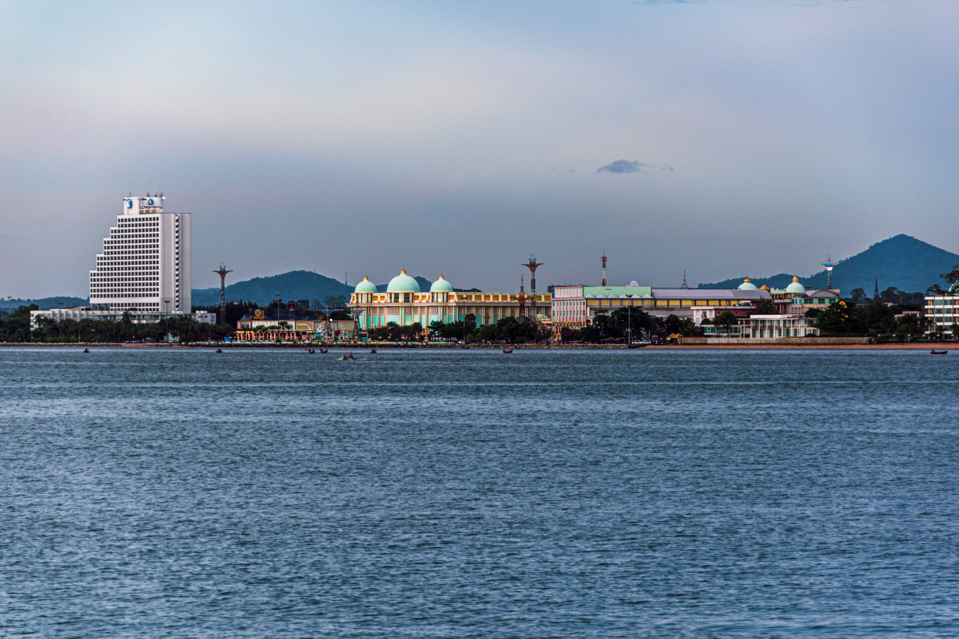 Фото Cholchan Pattaya Beach Resort