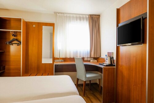 Гостиница Comfort Hotel Aeroport Lyon St Exupery