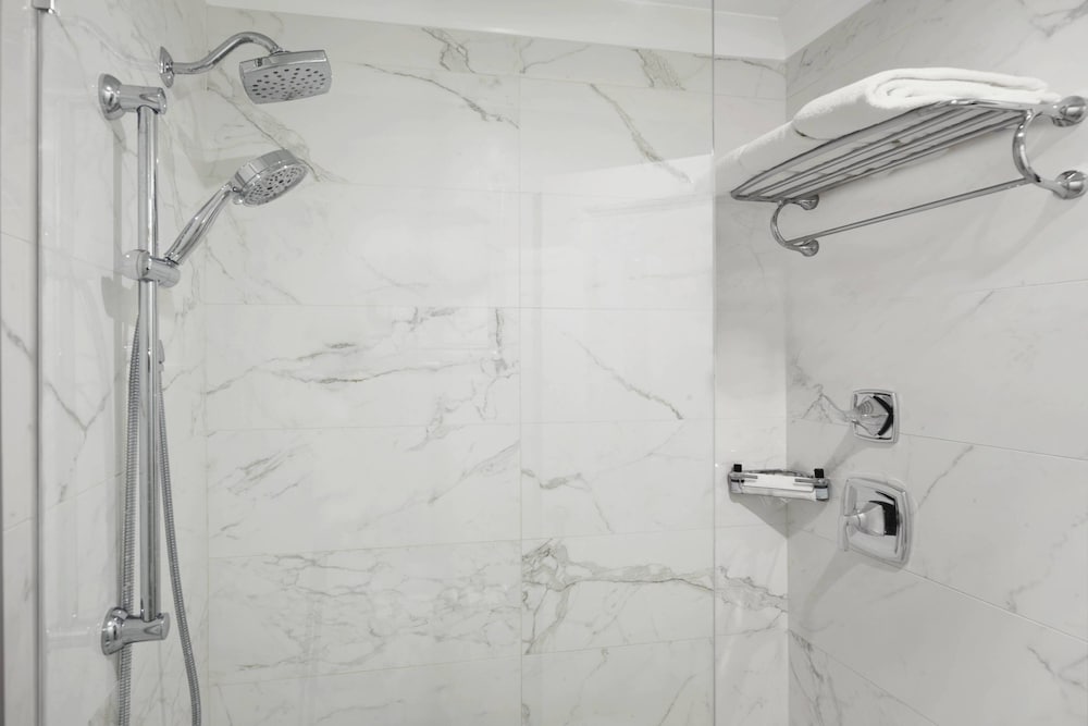 Фото The Hotel Saskatchewan Autograph Collection