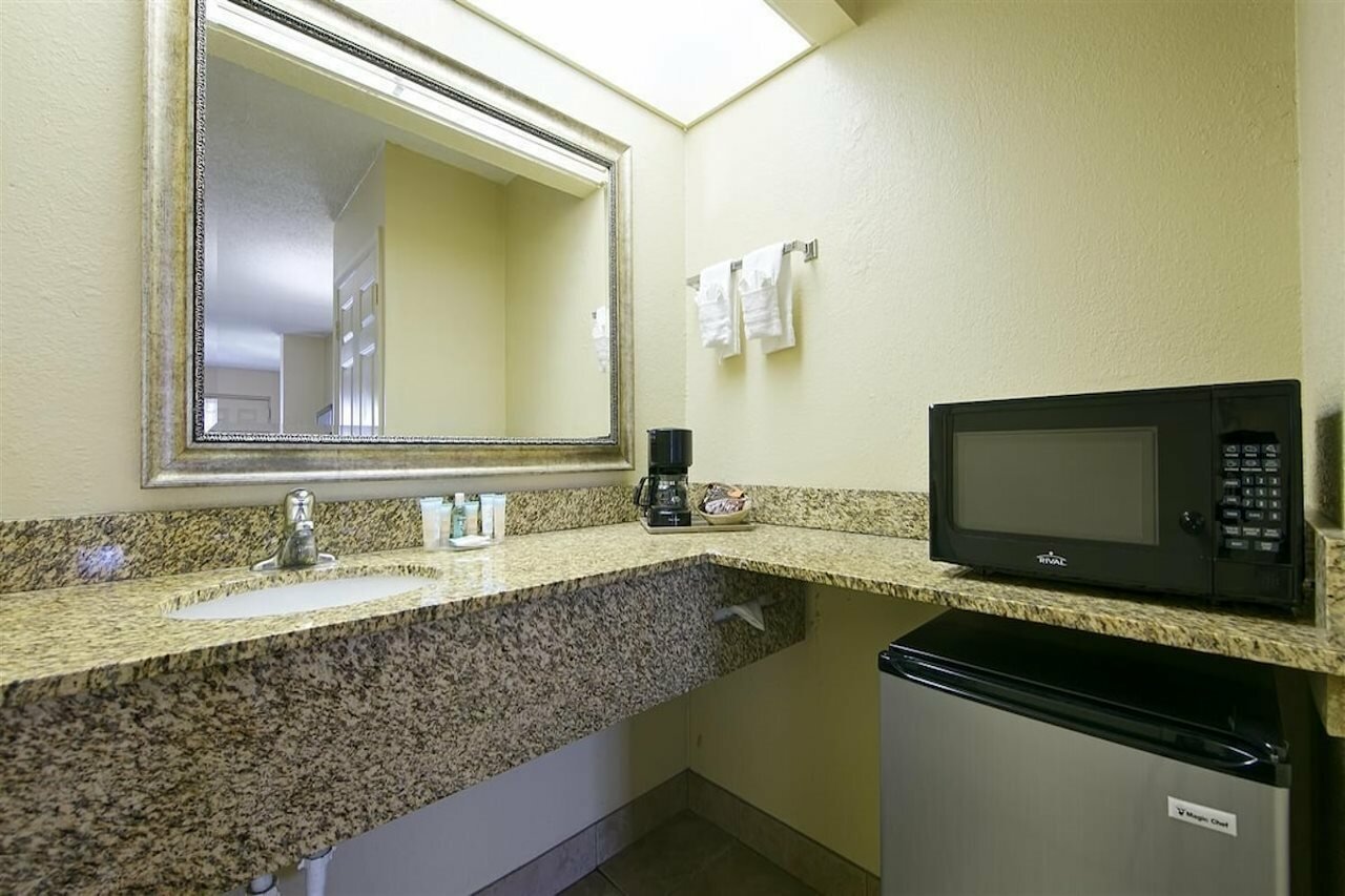Фото Best Western Orlando East Inn & Suites