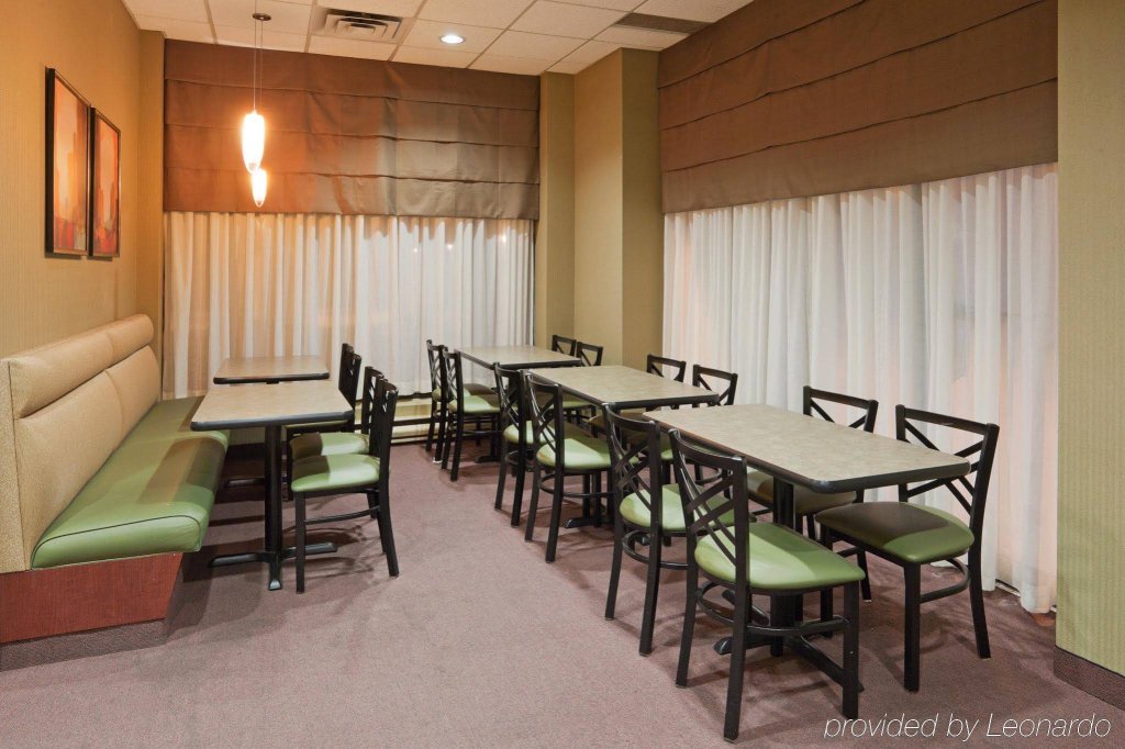 Фото Holiday Inn Express Toronto - Downtown, an Ihg Hotel