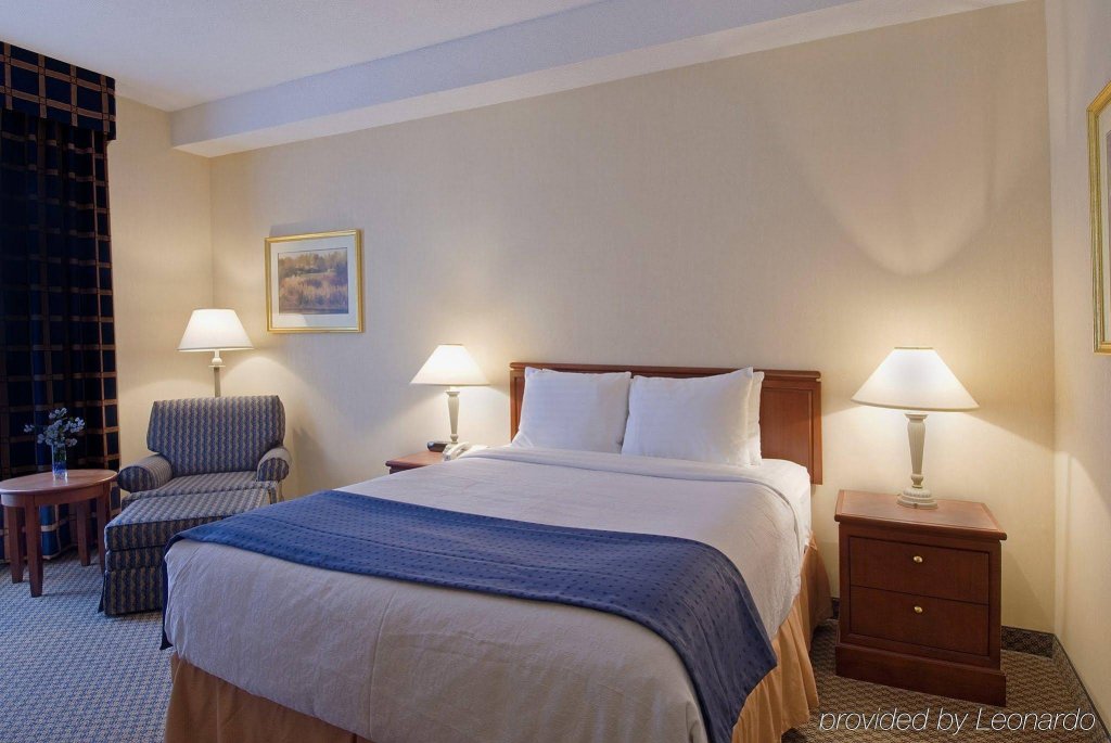 Фото Holiday Inn Express Toronto - Downtown, an Ihg Hotel