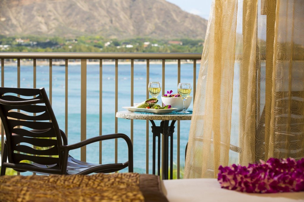 Фото Outrigger Reef Waikiki Beach Resort