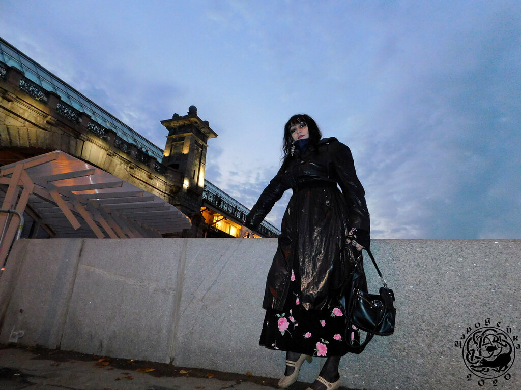 Genre sculpture Pushkin Bridge, Moscow, photo